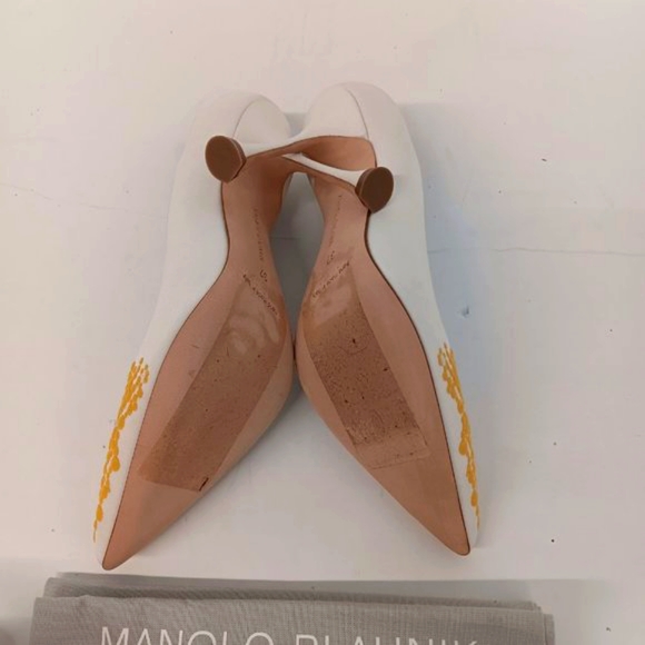 Manolo Blahnik Women's Embroidered White & Gold Pumps - EU37/US7 - Picture 10 of 11